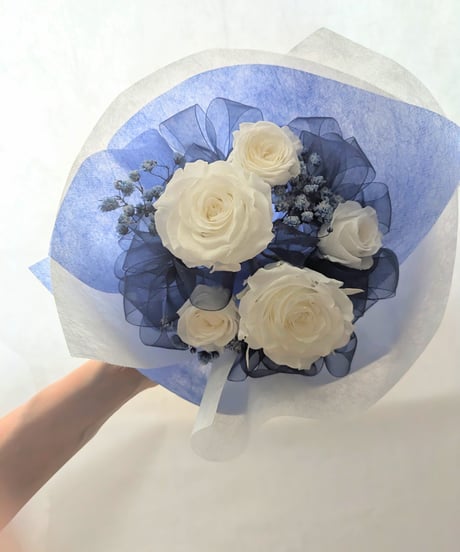プリザーブドフラワー/白い薔薇5輪とたっぷりブルーオーガンジーリボンのふんわり花束（花束ラッピング）