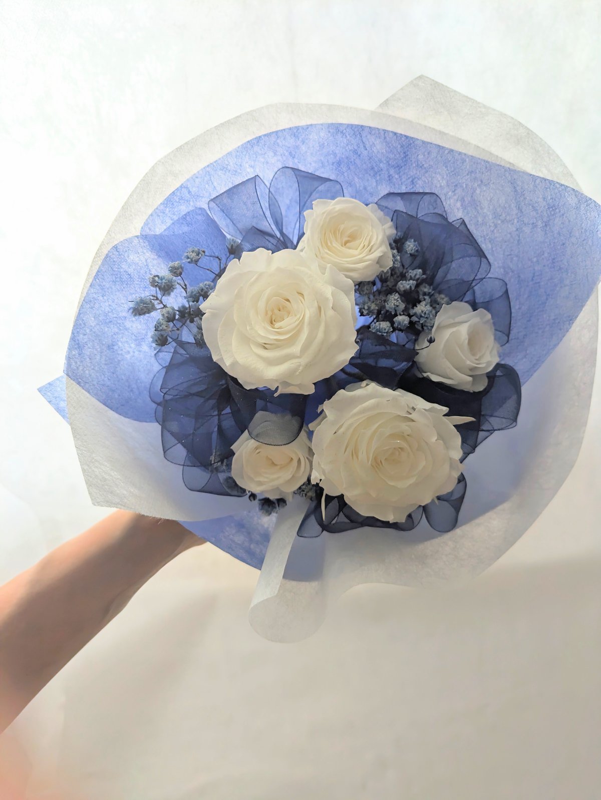 プリザーブドフラワー/白い薔薇5輪とたっぷりブルーオーガンジーリボン