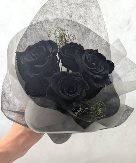 プリザーブドフラワー黒薔薇花束5輪／黒薔薇魔法発動中