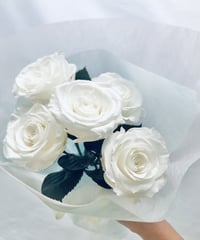 プリザーブドフラワー白い大輪の薔薇5本のふんわり花束ラッピング