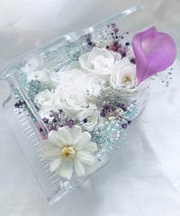【プリザーブドフラワー／グランドピアノシリーズ】白い薔薇とカラーの音色/フラワーケースリボンラッピング付き