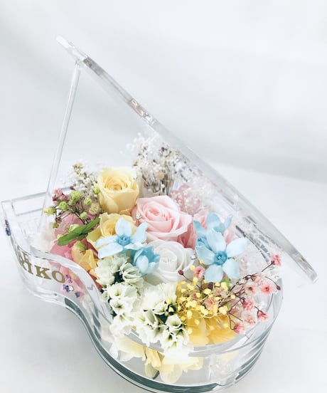 【プリザーブドフラワー／グランドピアノシリーズ】淡い色した花たちのピュアな輝きに四ツ葉のクローバーをそえて【フラワーケース付き】