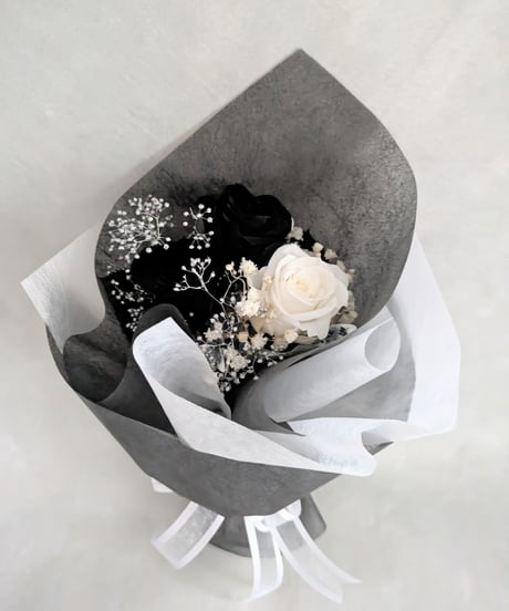 プリザーブドフラワー／黒と白薔薇のシックな3輪花束