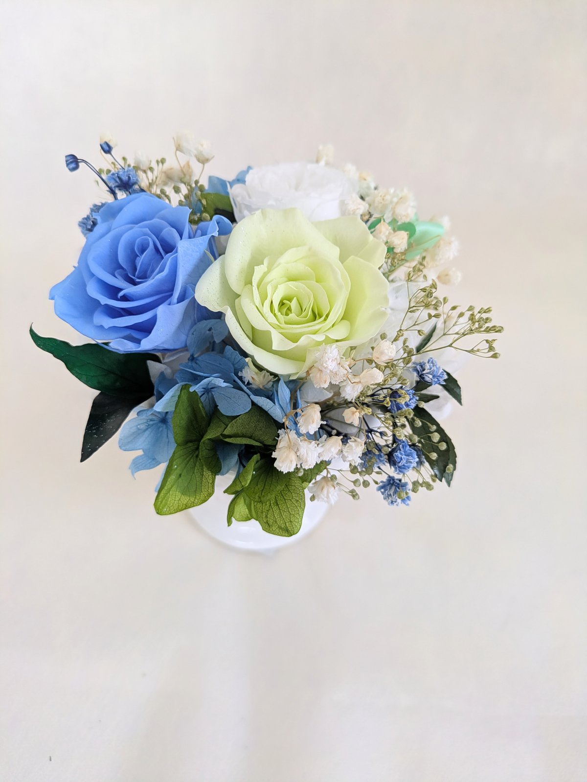 プリザーブドフラワー／ふんわりと明るく優しい薔薇たちの白い陶器