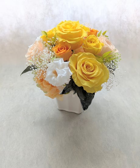 プリザーブドフラワー/レモンイエローとオレンジ、白の薔薇とかすみ草アレンジ（フラワーケースリボンラッピングつき）