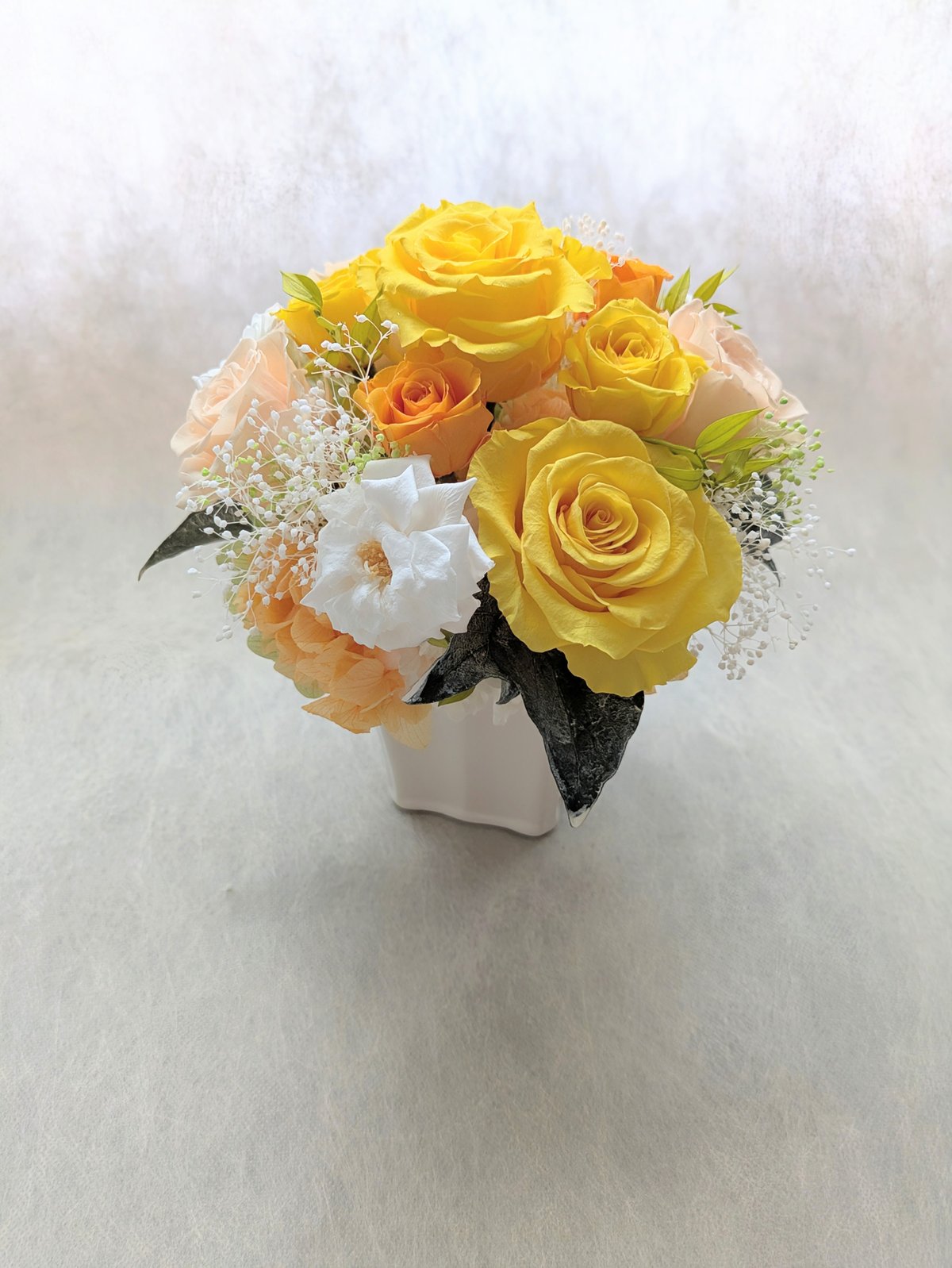 プリザーブドフラワー/レモンイエローとオレンジ、白の薔薇とかすみ草