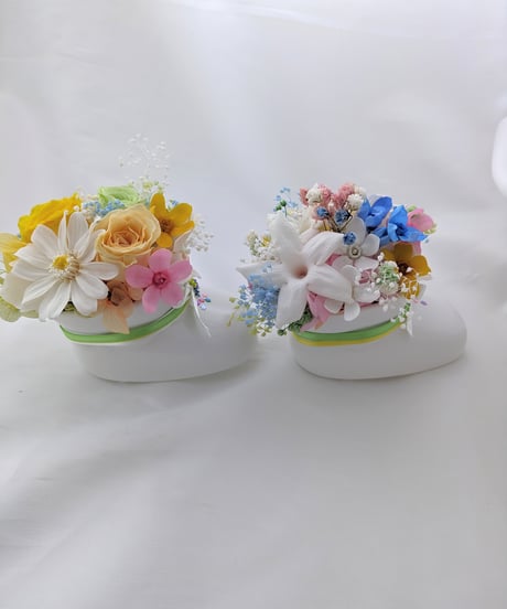 【ベビーシューズアレンジ／赤ちゃんの吐息プリザーブドフラワー／フラワーケースにリボンラッピング付き】