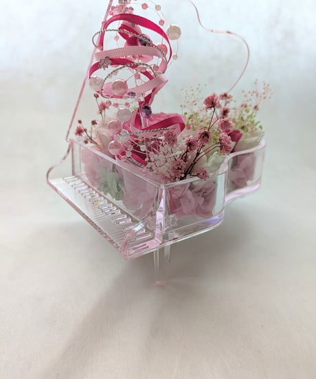 【プリザーブドフラワー／グランドピアノシリーズ】ピンクの薔薇と小花の透明のピアノが奏でる美しい旋律