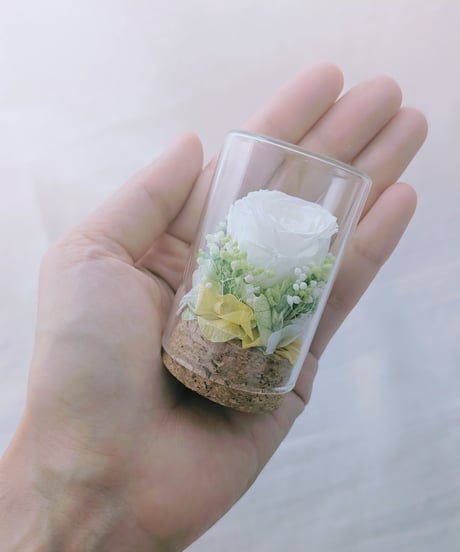 プリザーブドフラワー／　白いミニ薔薇と小花のミニガラスボトルギフト
