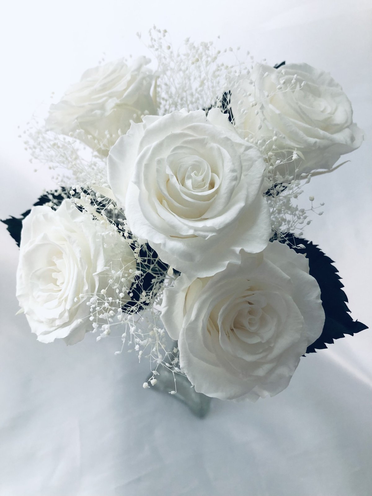 プリザーブドフラワー大輪の白薔薇とかすみ草の花束】 | 世都華