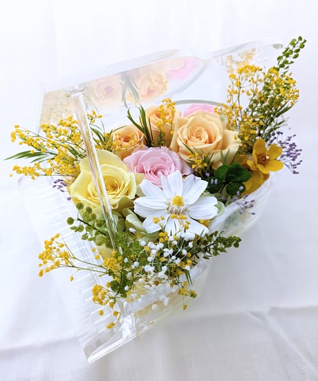 プリザーブドフラワーピアノアレンジ／小花と薔薇と四ツ葉のクローバーの優しい音色（フラワーケース付き）