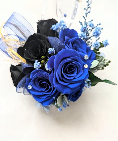 プリザーブドフラワーガラスの靴アレンジ／青い薔薇と黒薔薇の魔法にかかる靴