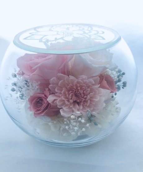 プリザーブドフラワー/丸いガラスポットの薔薇と菊アレンジ/蓮の花模様の蓋