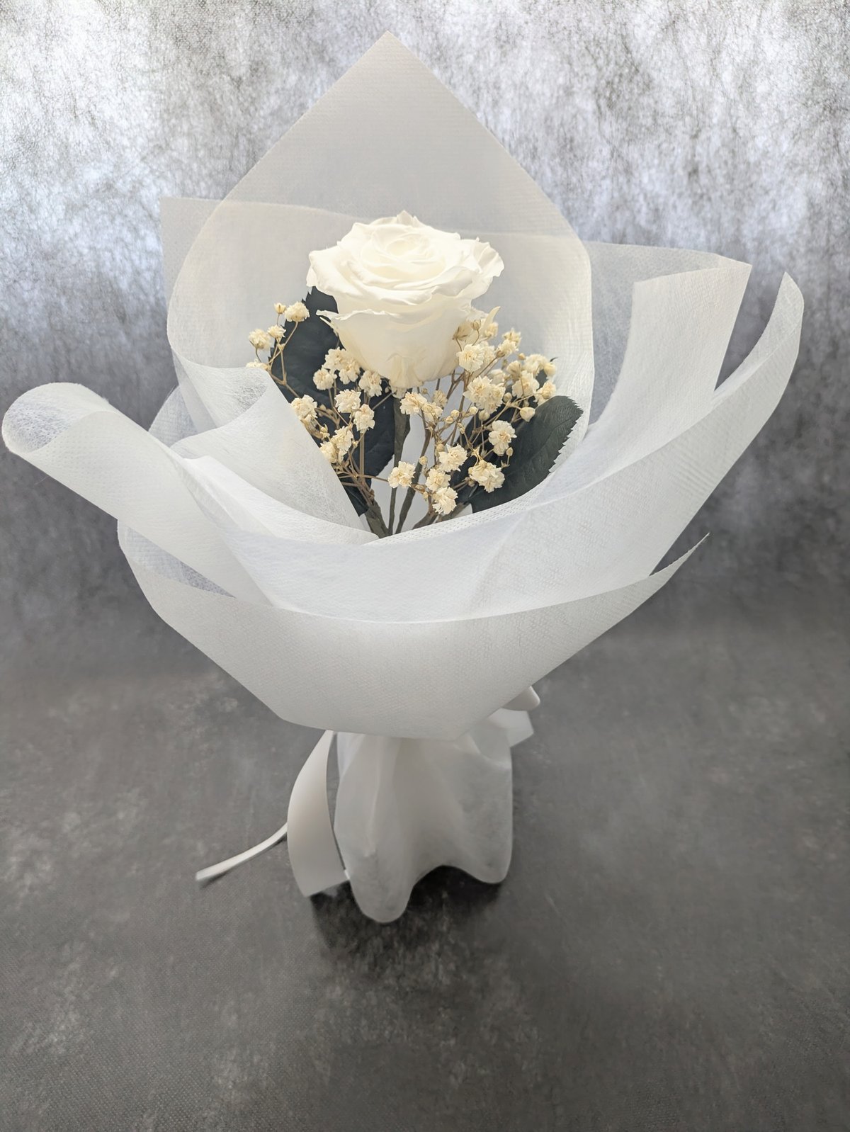 ドライフラワー　バラ　ホワイト　唐辛子　シダ　かすみそう　ウサギノネドコ　花束 ドライフラワー バラ ホワイト 唐辛子 シダ かすみそう ウサギノネドコ