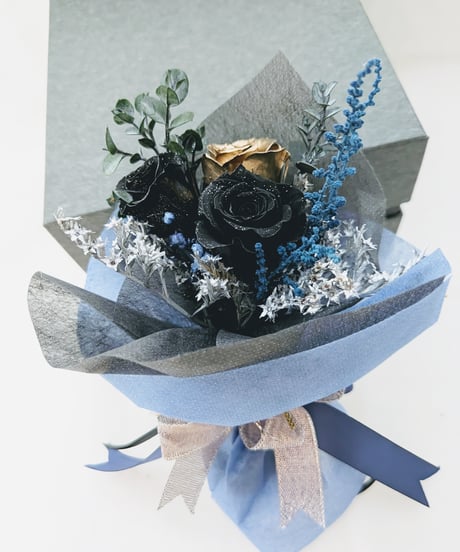 プリザーブドフラワー黒薔薇の魔法発動中シリーズ／ミニ黒薔薇とゴールドローズの魔法の花束BOX／黒執事からの贈り物