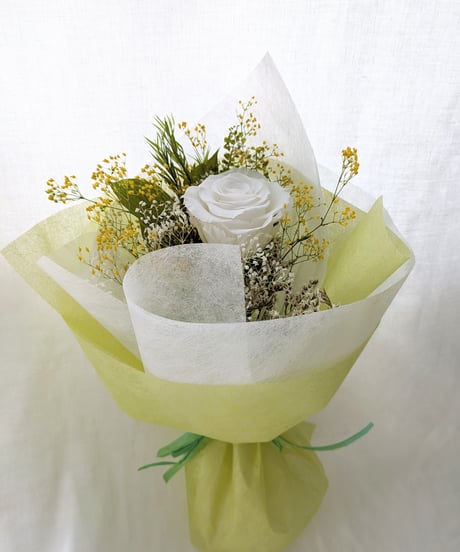 プリザーブドフラワー大輪の白の薔薇とかすみ草の花束（花束ラッピング）