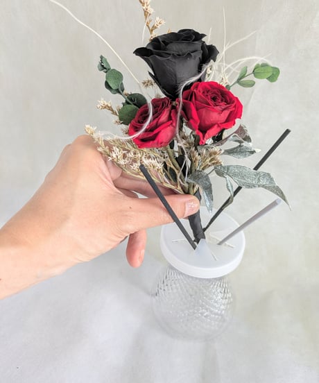 黒薔薇と赤薔薇と小花のミニプリザーブドフラワー花束花瓶付き／フレグランスオイルを入れると香りも楽しめますます！（ボトルに好きなフレグランスオイルを入れて使用可）