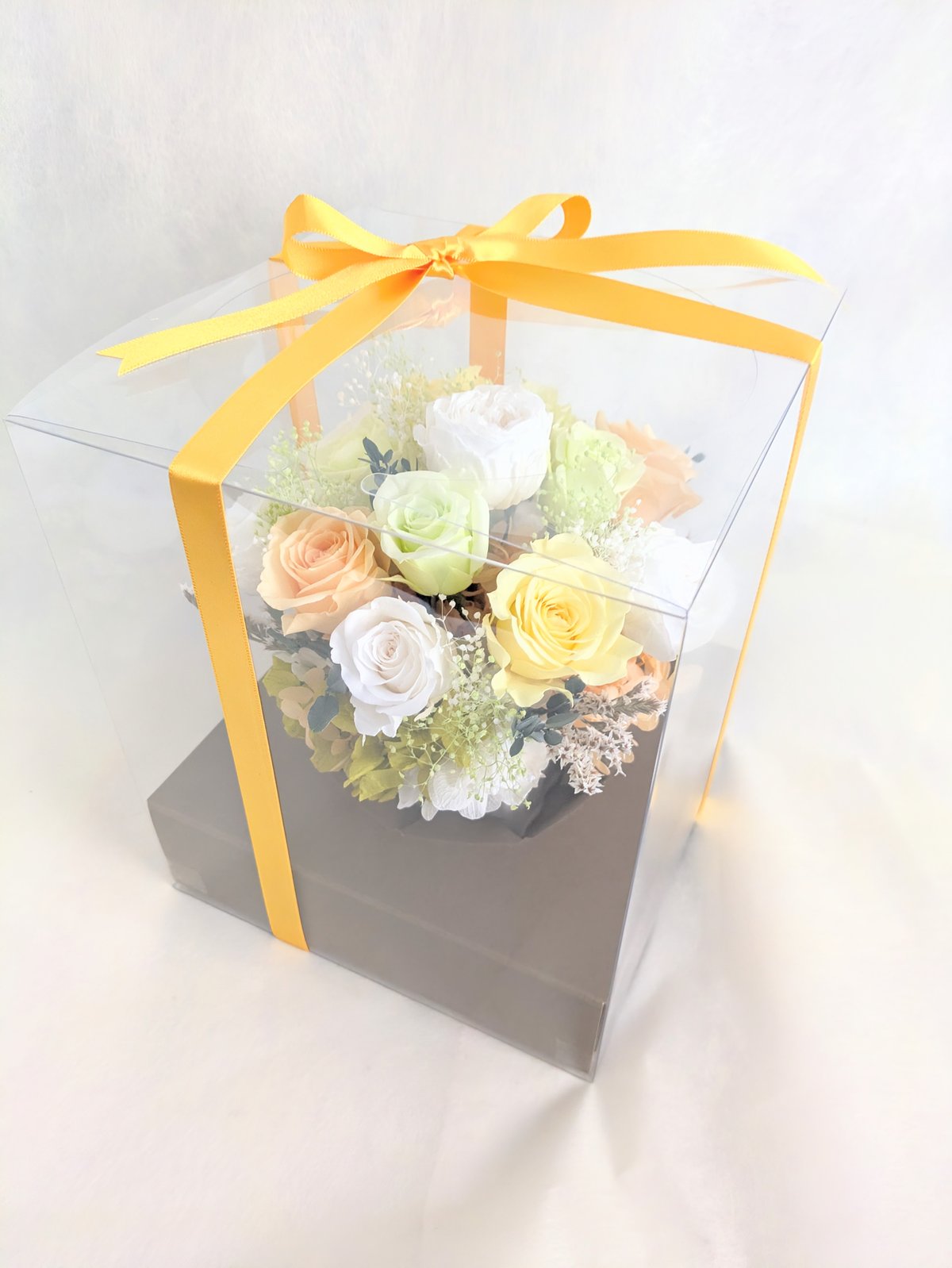 プリザーブドフラワー／ふんわりと明るく優しい薔薇たちの白い陶器