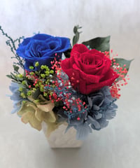 青と赤の薔薇と小花のプリザーブドフラワーアレンジギフト（フラワーケースリボンラッピング付き）