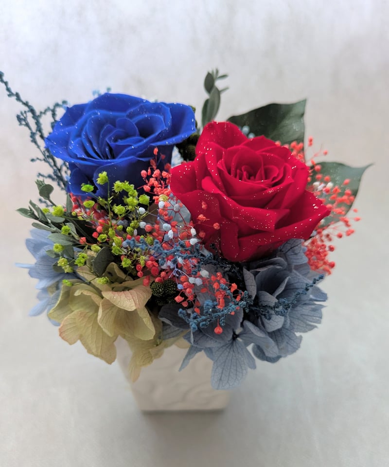 青と赤の薔薇と小花のプリザーブドフラワーアレンジギフト（フラワー