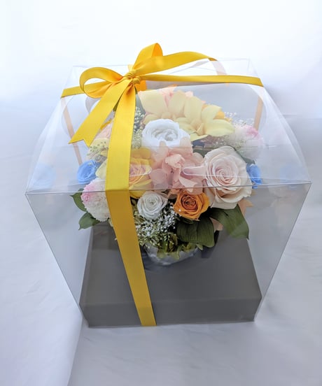【プリザーブドフラワーアレンジ/薔薇とポンポンマム・デンファレの花畑／フラワーケース付き】