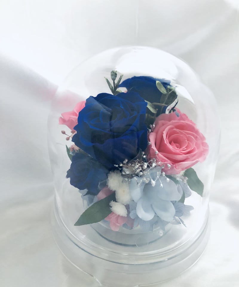 プリザーブドフラワー／ドームの中に咲く青とピンクの薔薇と小花の
