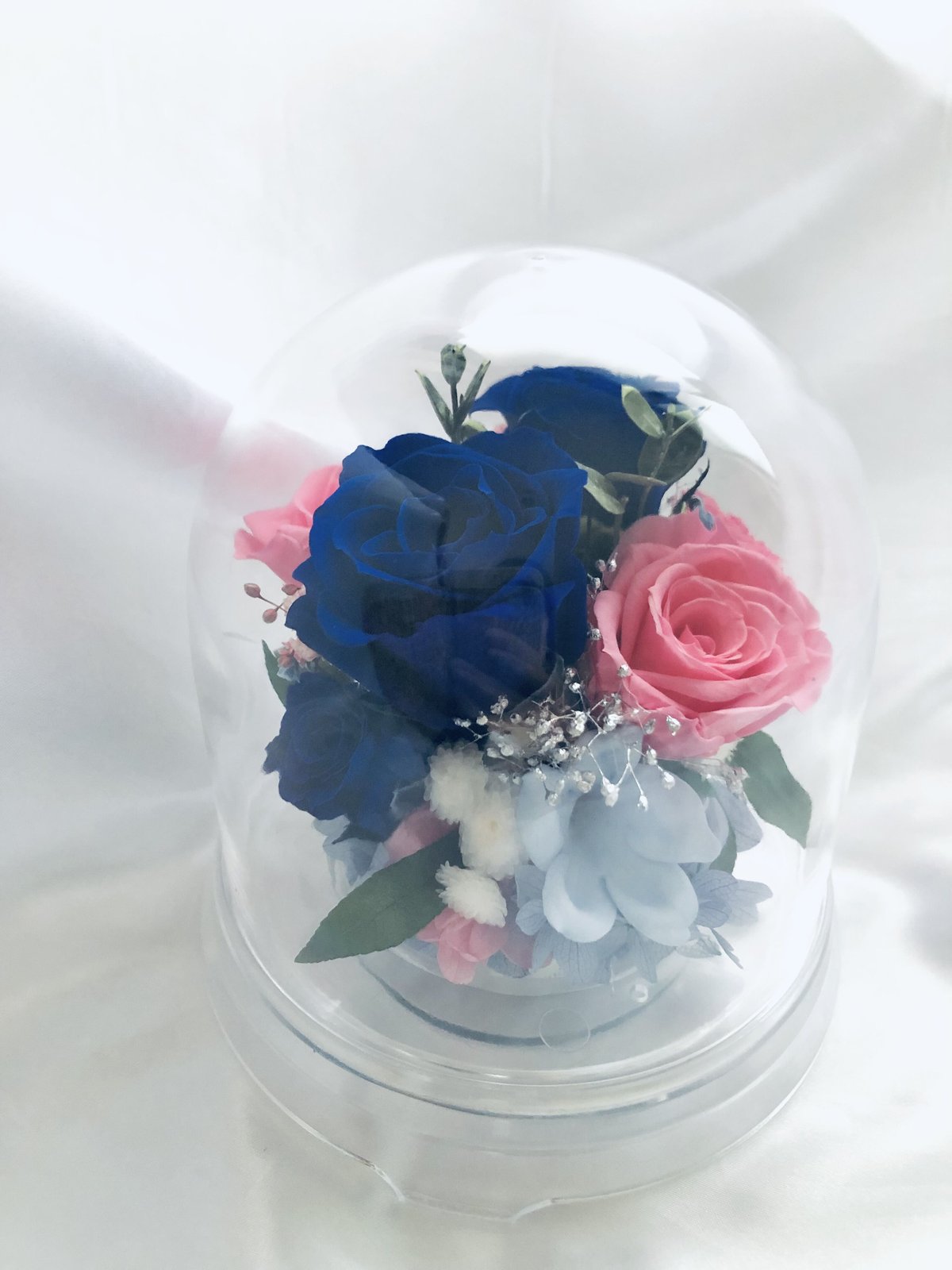 プリザーブドフラワー／ドームの中に咲く青とピンクの薔薇と小花の