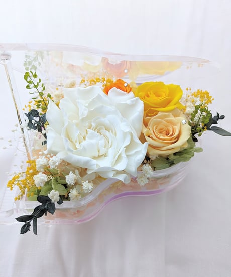 リザーブドフラワーピアノアレンジ／クチナシと薔薇と小花の優しい音色（フラワーケース付き）