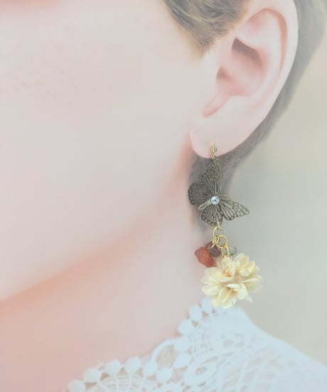 自然素材アクセサリー／木の実と蝶々のピアス／イヤリングに変更可金属アレルギー対応（天然素材アクセサリー両耳用）