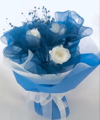 プリザーブドフラワー/白いミニ薔薇3輪とたっぷりブルーオーガンジーリボンのふんわり花束（花束ラッピング）
