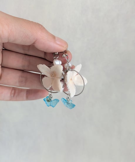 自然素材アクセサリー／お花のような木の実と青い蝶々とパールのピアス／イヤリングに変更可金属アレルギー対応（天然素材アクセサリー両耳用）