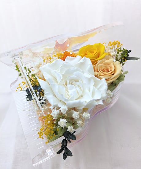 リザーブドフラワーピアノアレンジ／クチナシと薔薇と小花の優しい音色（フラワーケース付き）