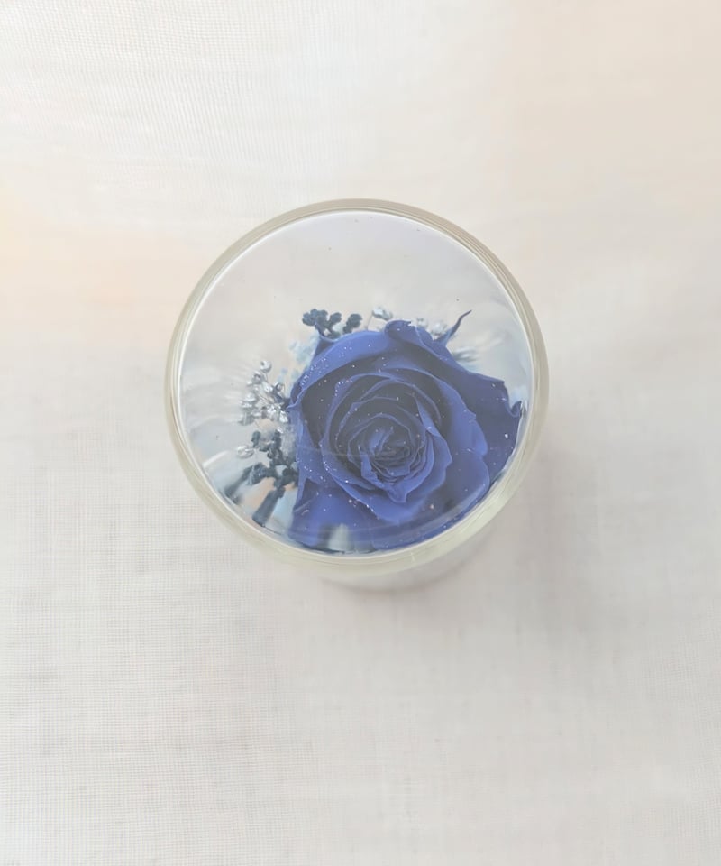 プリザーブドフラワー／青いミニ薔薇と小花のミニガラスボトル | 世都華
