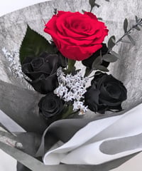 プリザーブドフラワー黒薔薇の魔法発動中シリーズ／大輪の赤い薔薇と黒薔薇の花束　love forever　永遠の愛