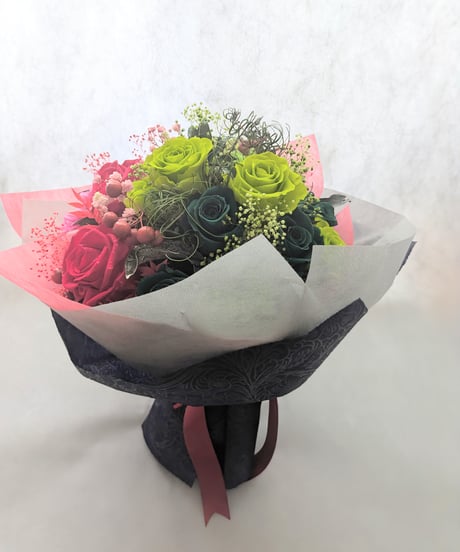 プリザーブドフラワー赤とグリーンローズと小花の花束／情熱とやすらぎの22輪使用
