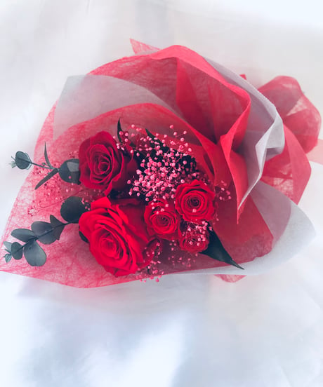 プリザーブドフラワー赤い薔薇5輪のふんわり花束（花束ラッピング）