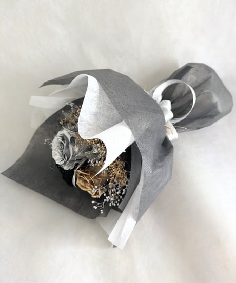 プリザーブドフラワー花束／金、銀、黒の3色の薔薇と小花の宝石の輝き
