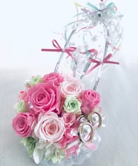 【プリザーブドフラワー／ガラスの靴リングピロー】優しいピンクの薔薇とリボンやビーズをガラスの靴にいっぱい飾って