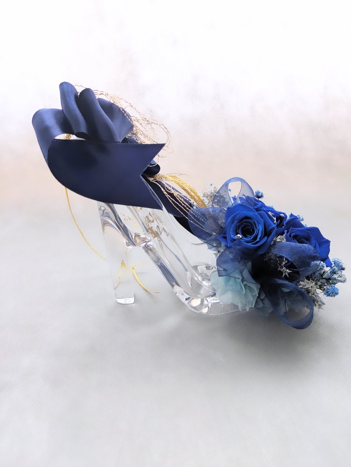 プリザーブドフラワーガラスの靴アレンジギフト／青い薔薇とリボンの