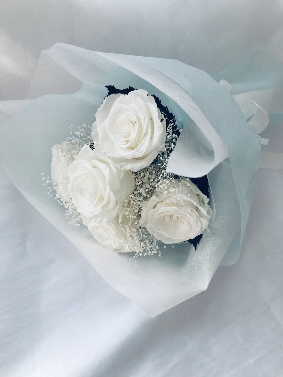 プリザーブドフラワー大輪の白薔薇とかすみ草の花束】 | 世都華