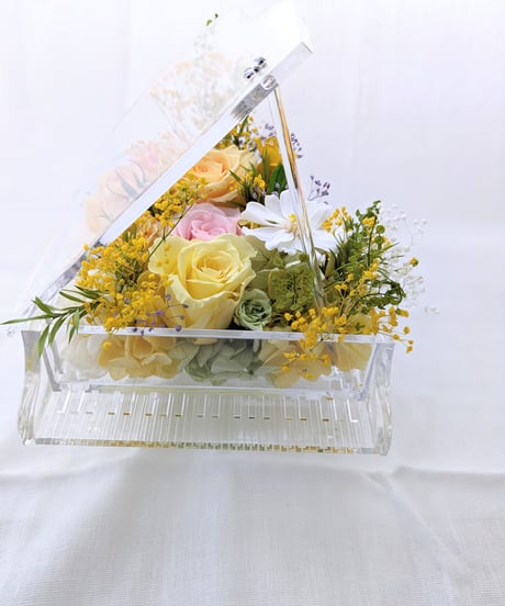 プリザーブドフラワーピアノアレンジ／小花と薔薇と四ツ葉のクローバーの優しい音色（フラワーケース付き）