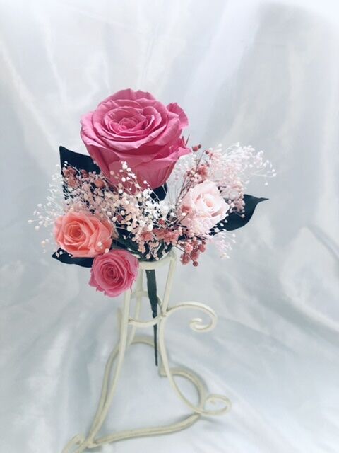 ピンクローズとミニ薔薇とかすみ草のふんわり花束（プリザーブド