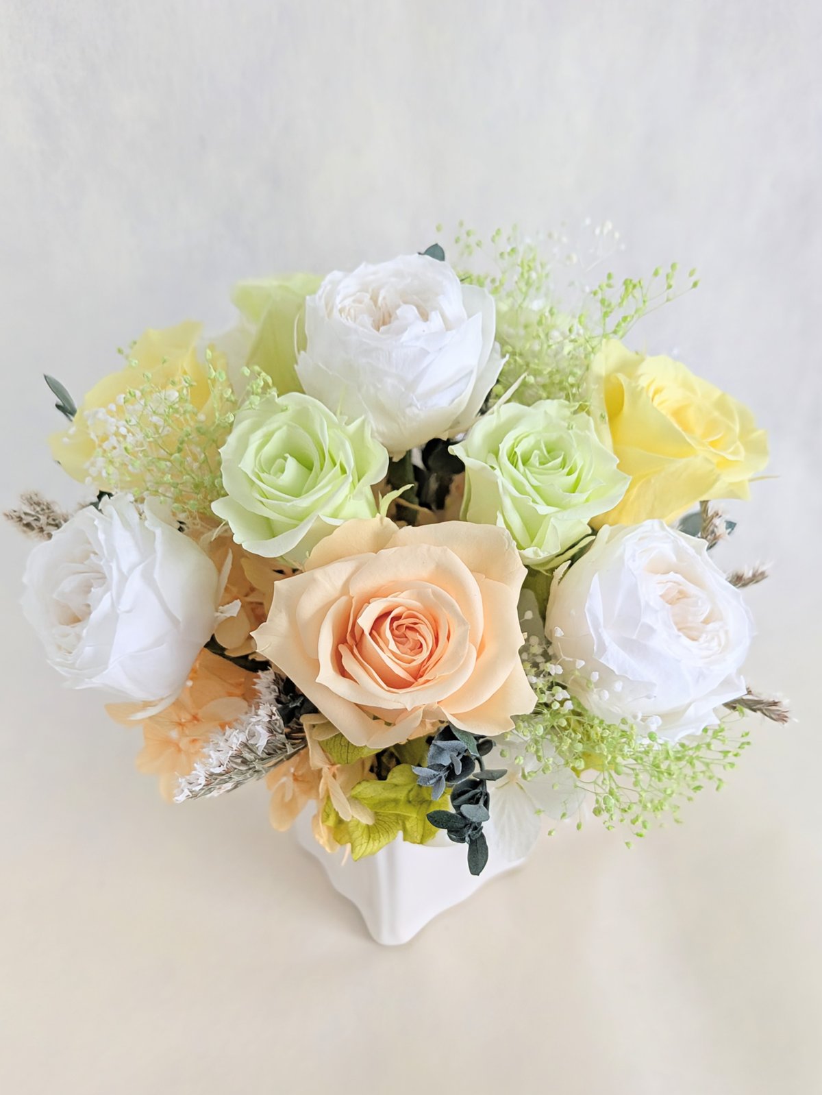 プリザーブドフラワー／ふんわりと明るく優しい薔薇たちの白い陶器