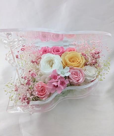 【プリザーブドフラワー／グランドピアノシリーズ】白い薔薇とミニ薔薇と小花のフラワーピアノ/フラワーケースリボンラッピング付き