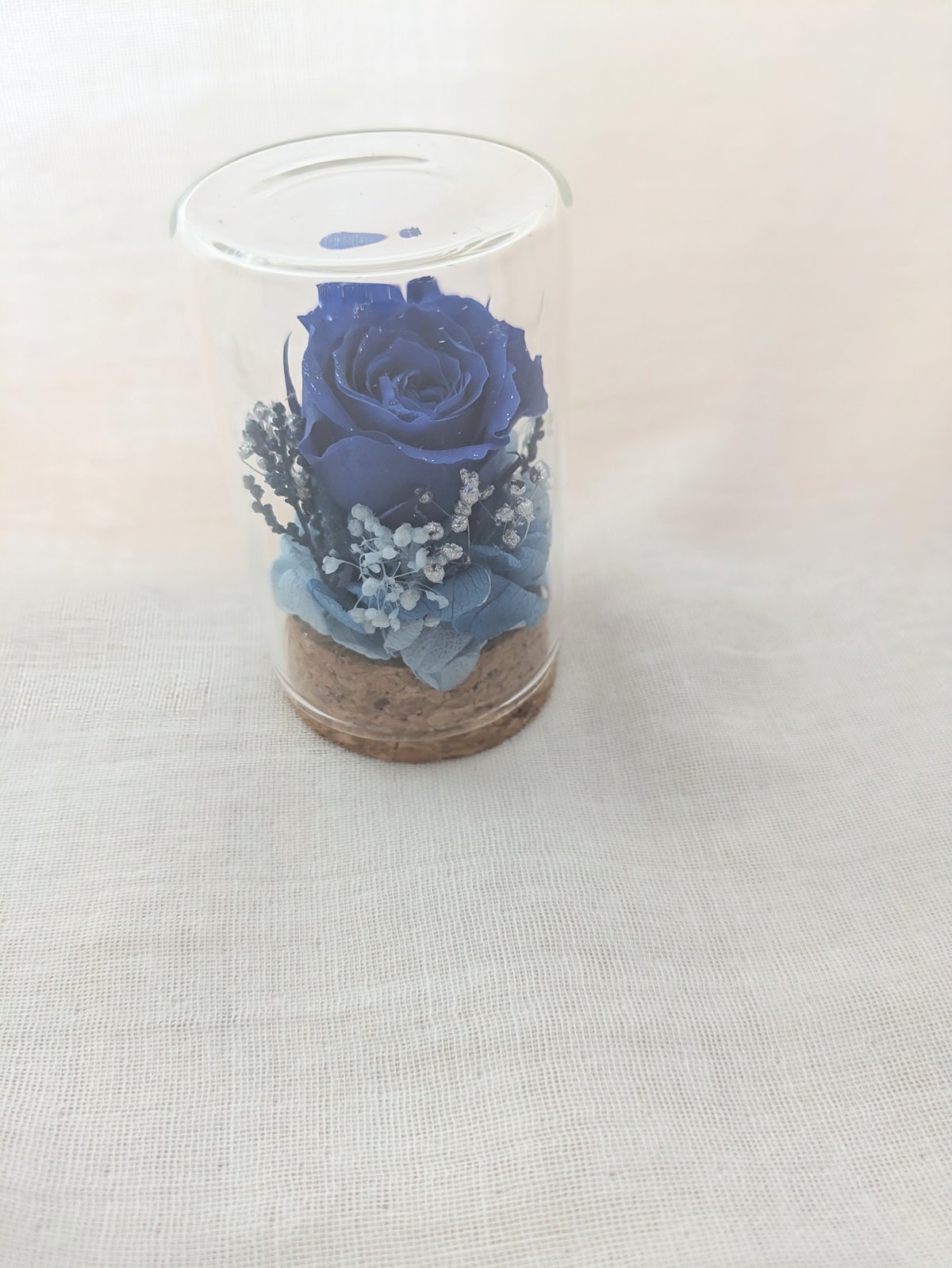 プリザーブドフラワー／青いミニ薔薇と小花のミニガラスボトル | 世都華