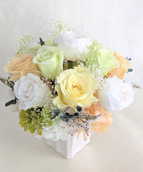 プリザーブドフラワー／ふんわりと明るく優しい薔薇たちの白い陶器アレンジ（フラワーケースリボンラッピング）