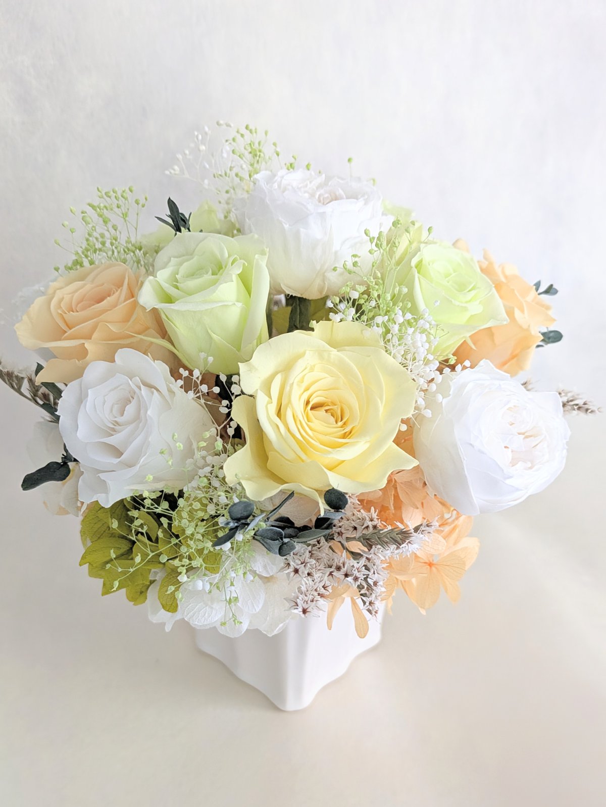 プリザーブドフラワー／ふんわりと明るく優しい薔薇たちの白い陶器