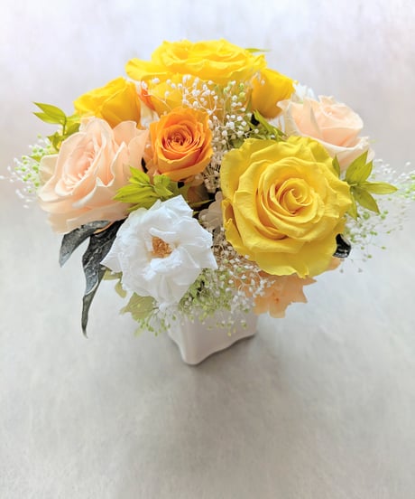 プリザーブドフラワー/レモンイエローとオレンジ、白の薔薇とかすみ草アレンジ（フラワーケースリボンラッピングつき）