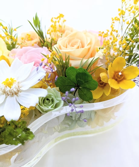 プリザーブドフラワーピアノアレンジ／小花と薔薇と四ツ葉のクローバーの優しい音色（フラワーケース付き）