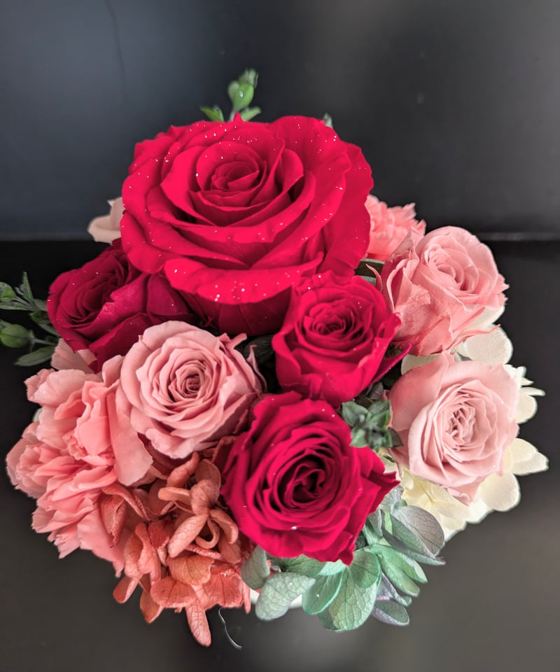 赤い薔薇とくすみピンクのローズアレンジ【フラワーケース／リボン